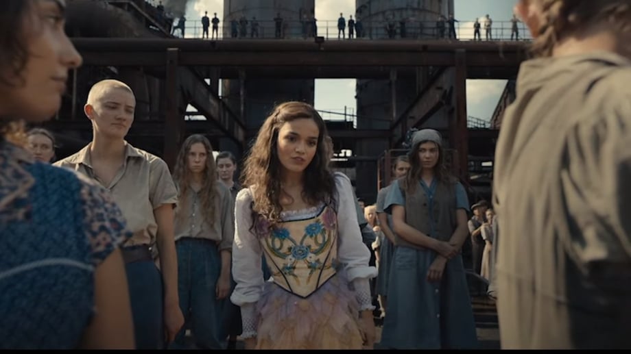 Three New THE HUNGER GAMES: THE BALLAD OF THE SONGBIRDS AND SNAKES Clips Reveal The Danger Of Lucy Gray